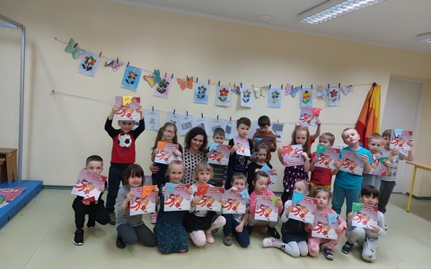 Dzieci prezentują książki