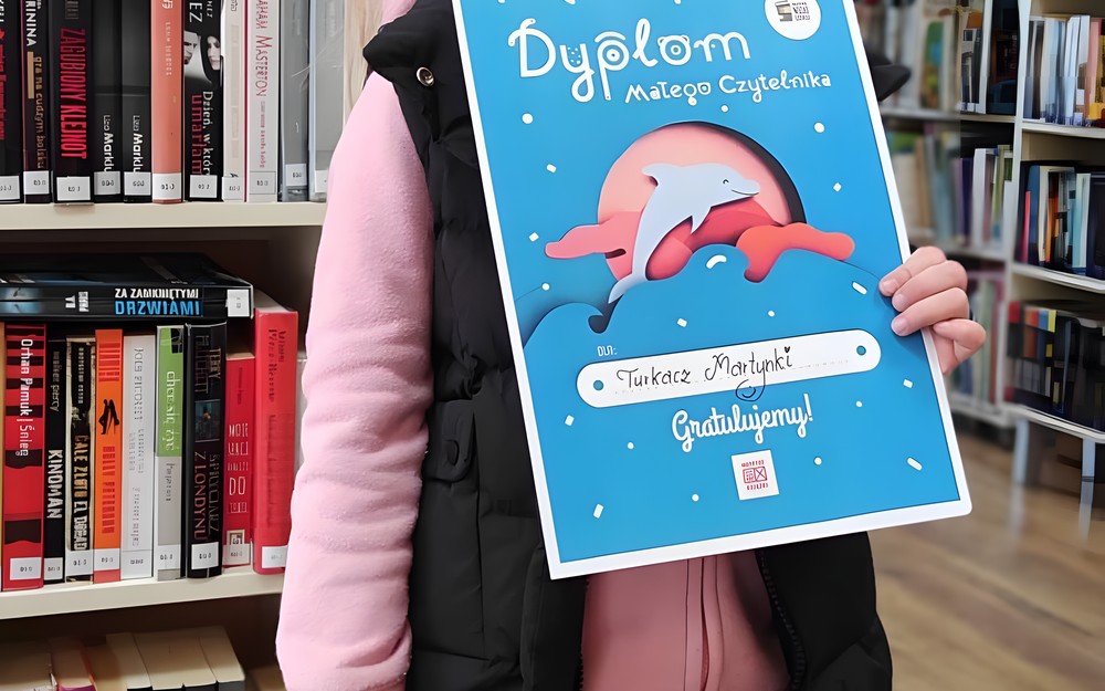 Dziewczynka trzymająca dyplom ukończenia akcji Mała Książka Wielki Człowiek