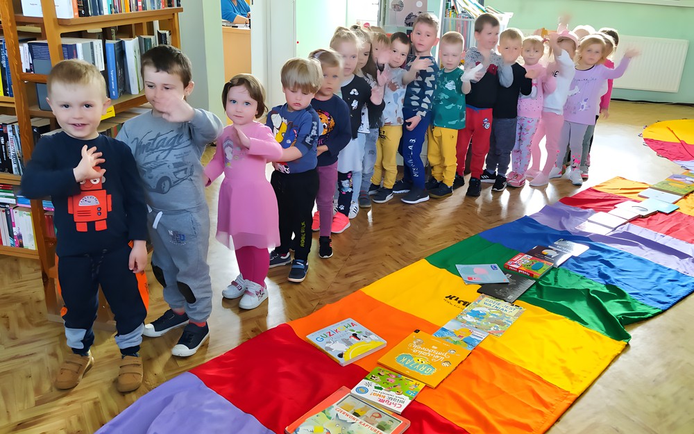 Zdjęcie Biedronek z wężem ułożonym z książek
