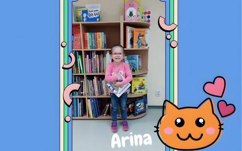 Dziewczynka pozuje z książką z projektu ,,Mała ksiażka, wielki człowiek"