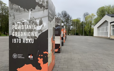 Plansze z wystawą przed gmachem KBP