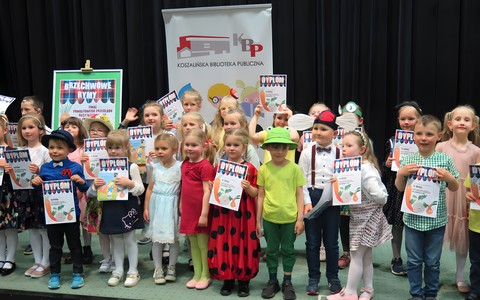 Zdjęcie grupowe dzieci z dyplomami.