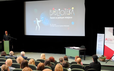 Piotr Saporowski prowadzi uroczystość Dnia Bibliotekarza.