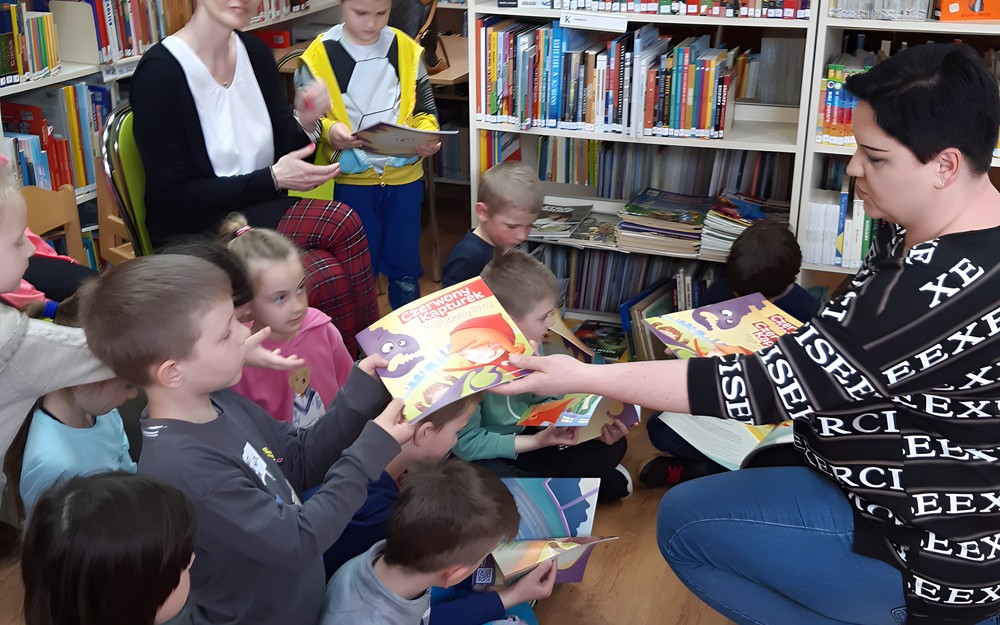 Tydzień Bibliotek- Świat w jednym miejscu, spotkanie z przedszkolakami w bibliotece.