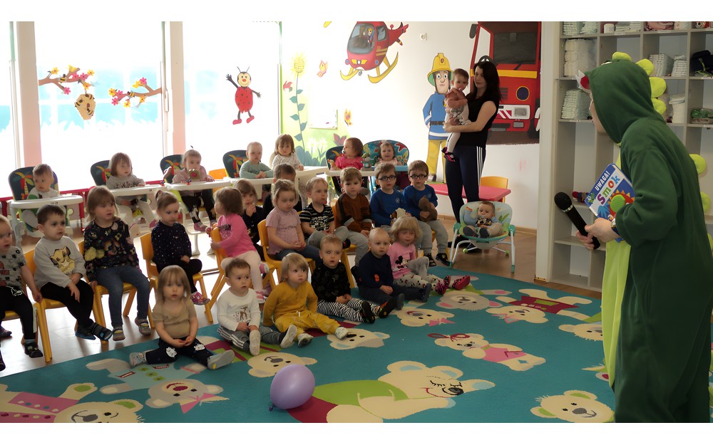 czytanie książki przez bibliotekarkę w żłobku