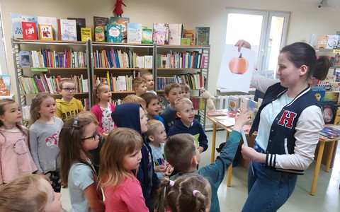 Bibliotekarka pokazuje dzieciom zagadki
