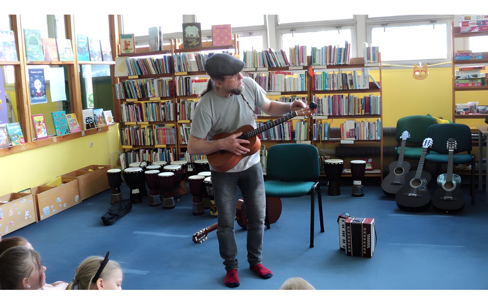 Gość gra na flecie