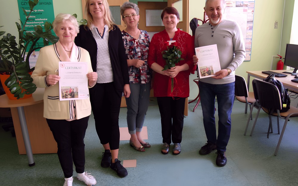 na zdjęciu kursanci, pani Dyrektor i pracownicy filii 8