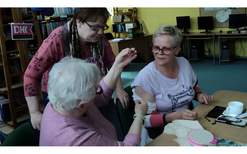 Panie wyszywają haft