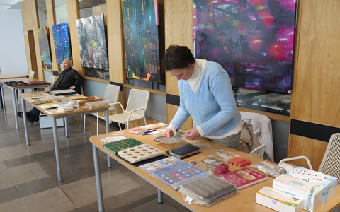 Uczestnicy Giełdy Kolekcjonerskiej prezentują swoje eksponaty