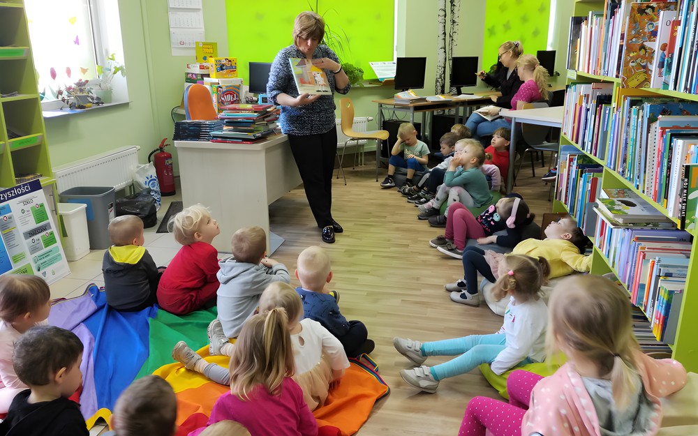 Dzieci słuchają bibliotekarki