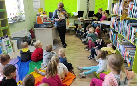 Dzieci słuchają bibliotekarki