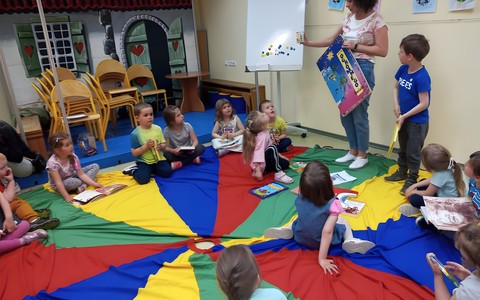 Bibliotekarka pokazuje książki