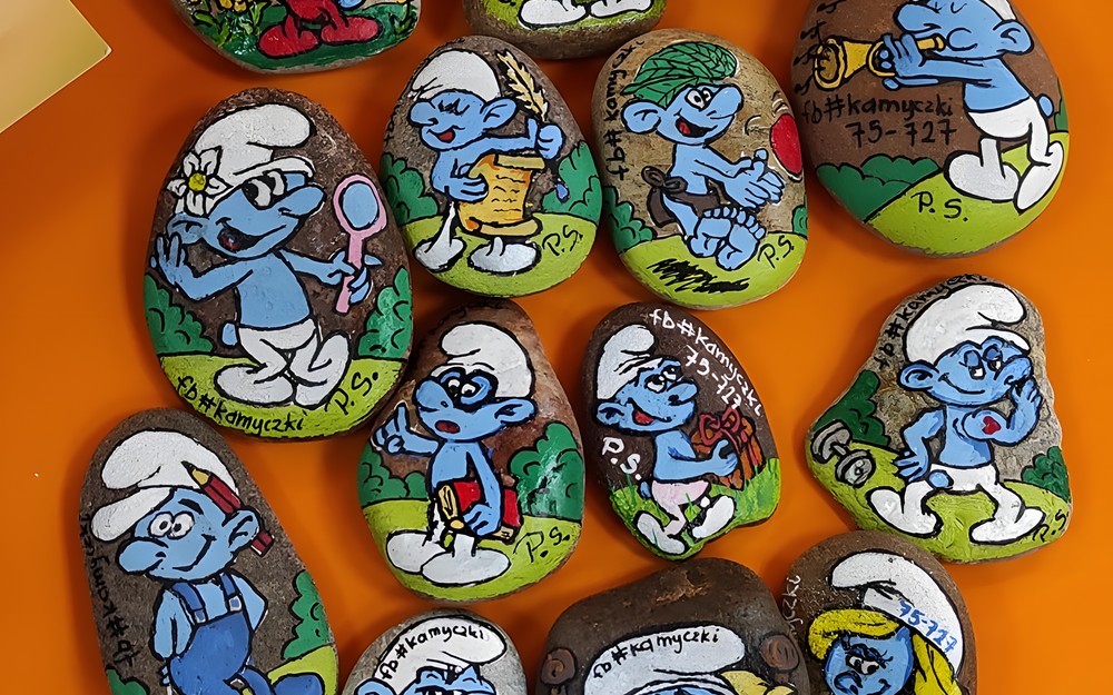 Zdjęcie kamyczków z uwalnianymi bohaterami z książek