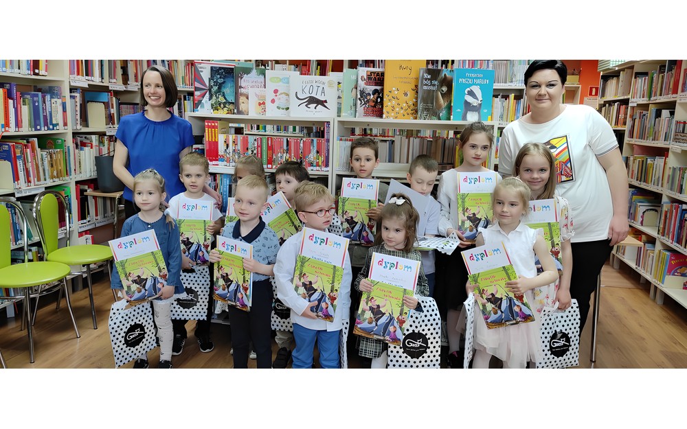 Zdjęcie pamiątkowe uczestników konkursu plastycznego "Książka moim przyjacielem"