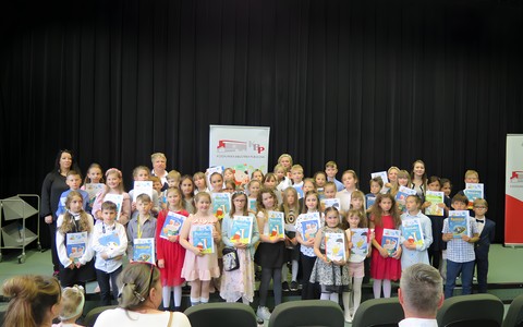 Zdjęcie grupowe dzieci z dyplomami.