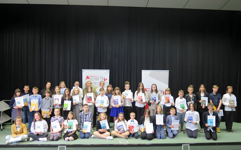 Zdjęcie grupowe dzieci z dyplomami.