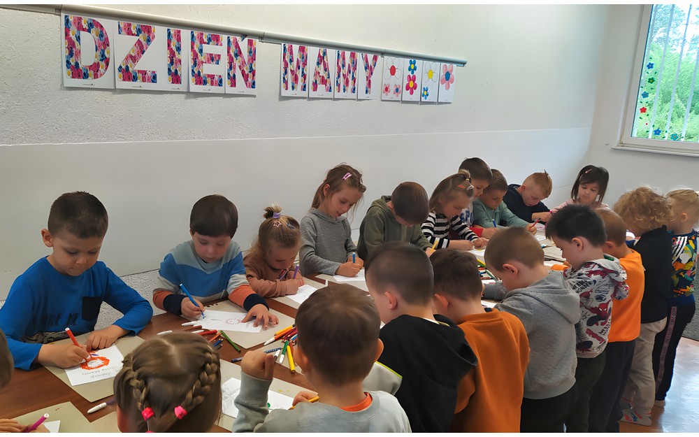 Motylki rysują laurkę dla mamy