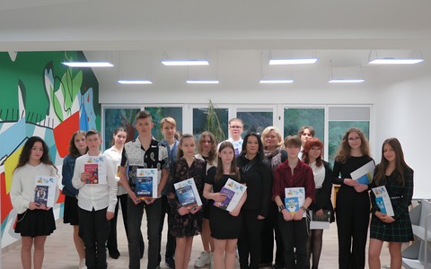 Zdjęcie grupowe recytatorów z nagrodami.