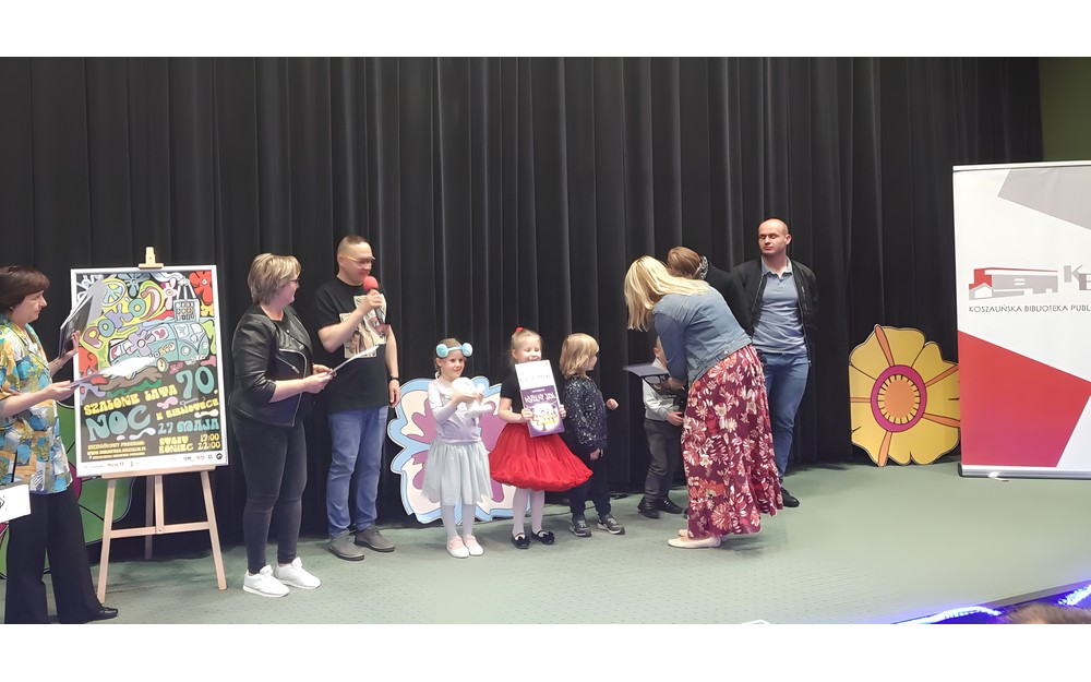 Na zdjęciu nagrodzeni najmłodsi czytelnicy naszej biblioteki w towarzystwie Dyrekcji KBP i Pani Ewy