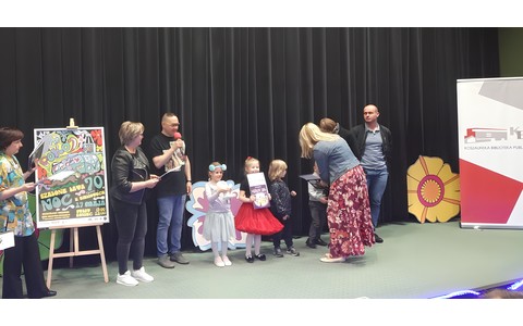 Na zdjęciu nagrodzeni najmłodsi czytelnicy naszej biblioteki w towarzystwie Dyrekcji KBP i Pani Ewy