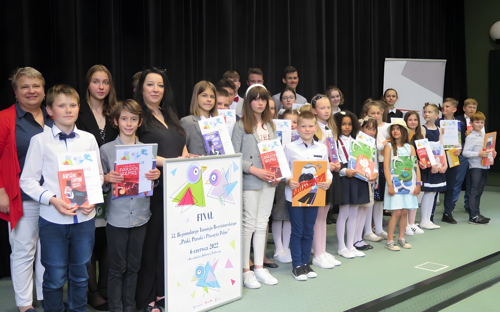 Zdjęcie grupowe recytatorów z nagrodami.