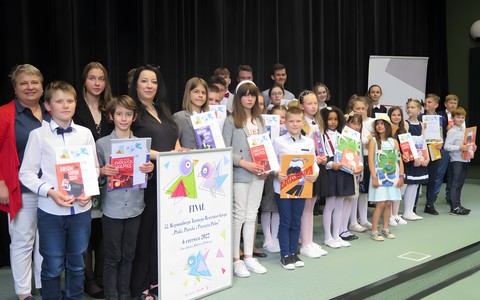 Zdjęcie grupowe recytatorów z nagrodami.