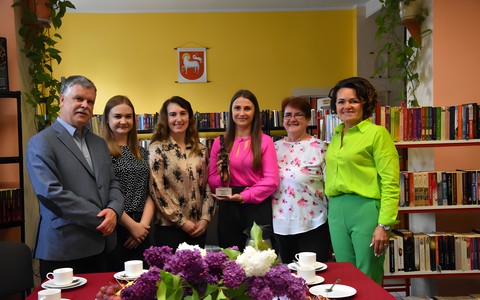 Zdjęcie z wręczenia statutetki Biblioteki Roku Województwa Zachodniopomorskiego Bibliotece w Bobolicach. Stoją od lewej Lucjan Bąbolewski dyrektor Książnicy Pomorskiej w Szczecinie, 4 panie bibliotekarki, pani burmistrz Bobolic Mieczysława Brzoza