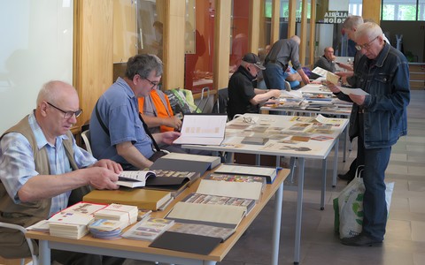 Uczestnicy Giełdy Kolekcjonerskiej prezentują swoje eksponaty