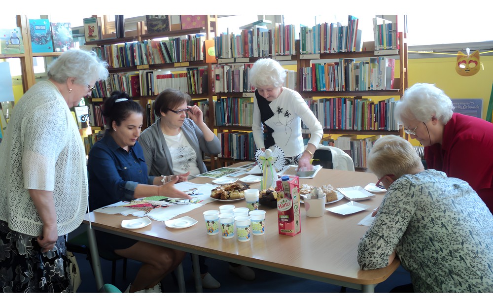 klubowiczki rozmawiają o zastosowanych technikach rękodzielniczych