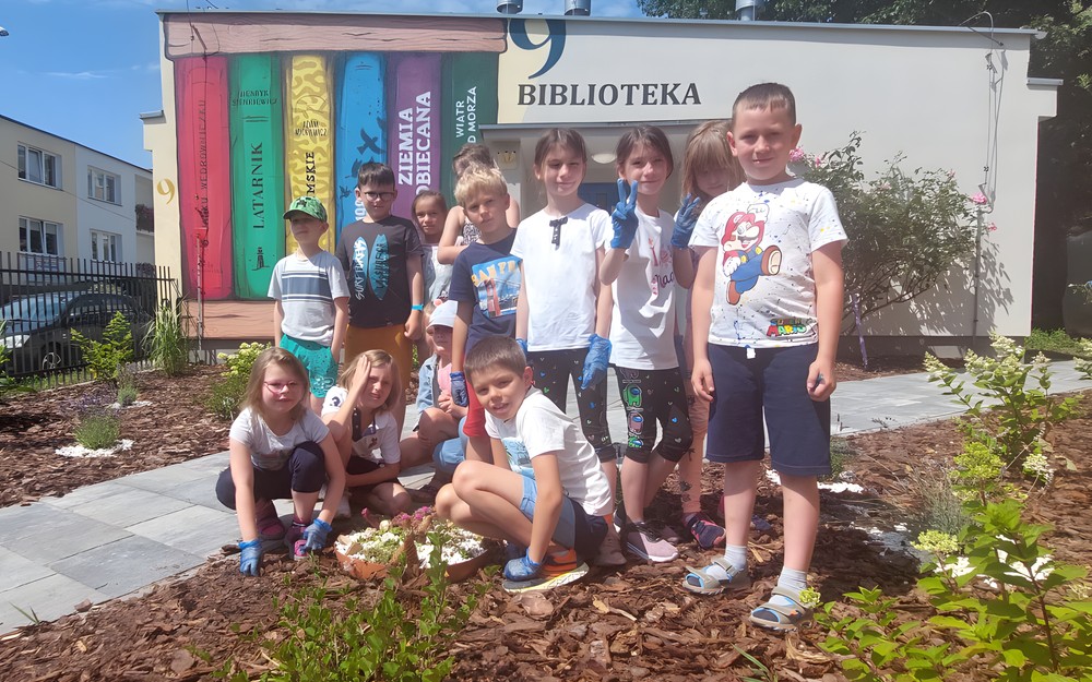 Dzieci pozują do zdjęcia