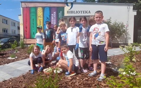 Dzieci pozują do zdjęcia