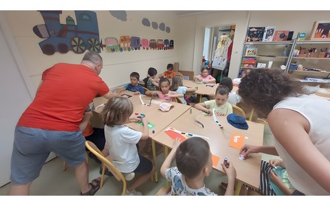 Dzieci podczas eksperymentów