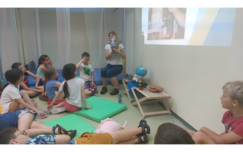 Pani Iza opowiada dzieciom o swoich podróżach