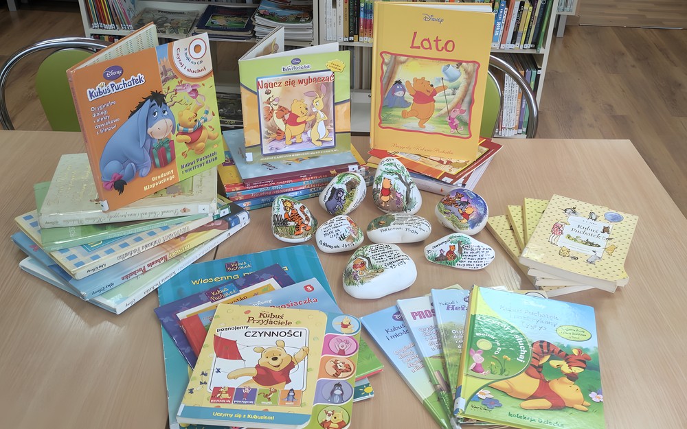 Książki autorstwa A. A Milne'a i wędrujące kamyczki