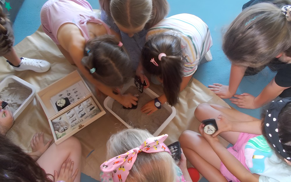 dziewczęta poznają tropy zwierząt