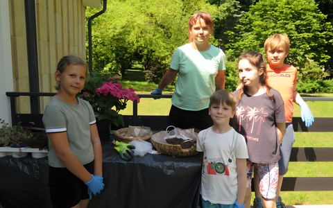 Dzieci podczas zajęć przyrodniczych.