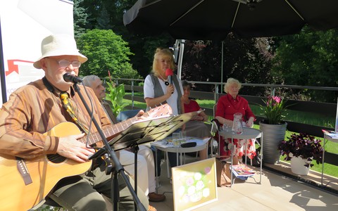 Krystyna Pilecka zapowiada występ muzyczny.