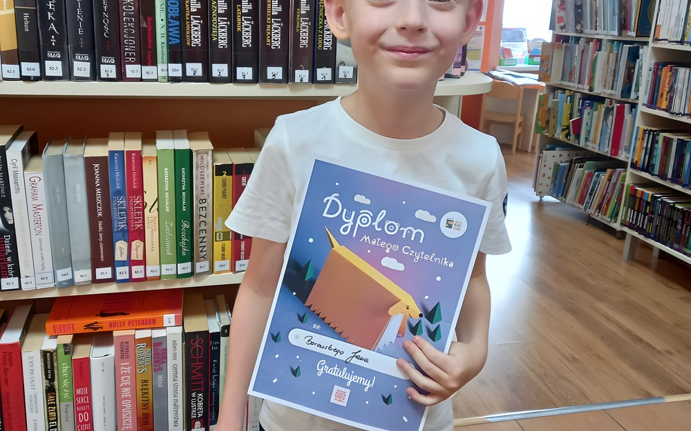 Dumny czytelnik z dyplomem i odznaką!