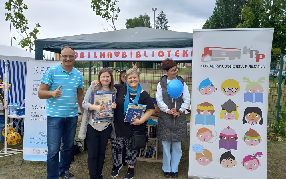 zdjęcie osób pracujących przy mobilnej bibliotece