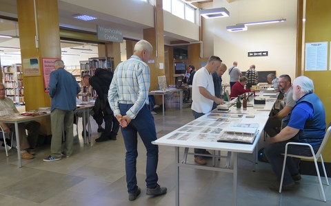 Kolekcjonerzy i uczestnicy Giełdy Kolekcjonerskiej w wypożyczalni budynku głównego biblioteki
