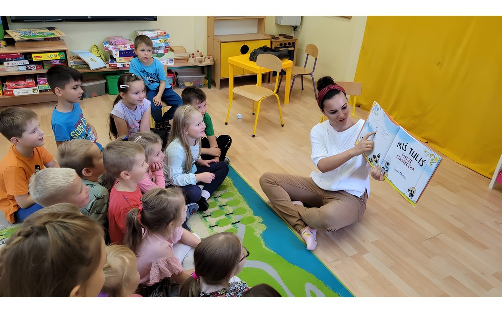 Bibliotekarka czyta dzieciom książkę