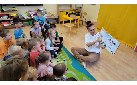 Bibliotekarka czyta dzieciom książkę