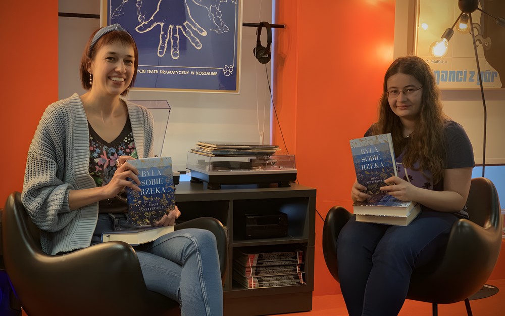 Bibliotekarki Kasia i Aurelia prezentują książkę, która będzie omawiana w ramach nowego DKK