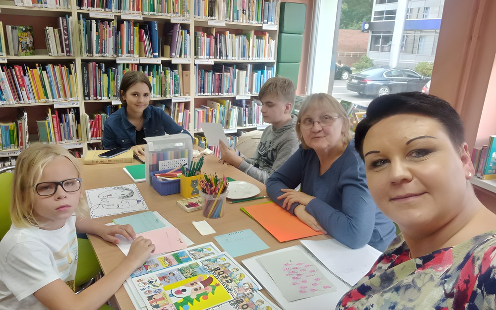 Uczestnicy zajęć podczas spotkania w bibliotece