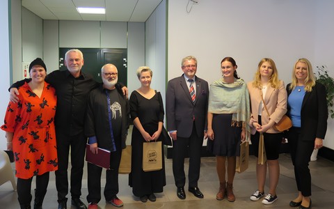 Artyści oraz organizatorzy wystawy na wspólnym zdjęciu