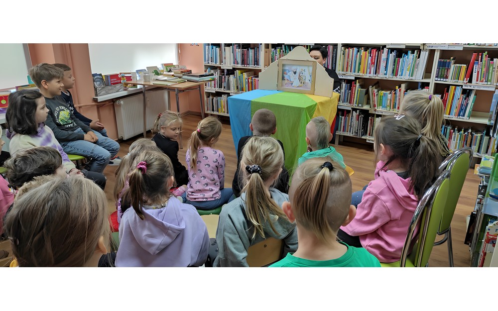 Dzieci słuchają opowiadania Syrop Maga Abrakabry- W.Widłaka.