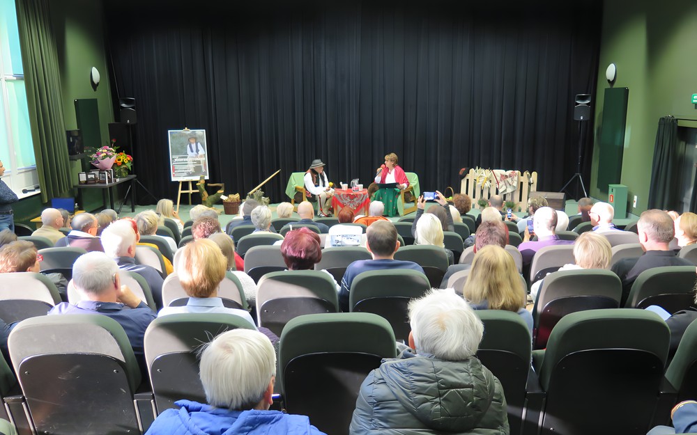 Józef Pitoń oraz Janina Łępa podczas dyskusji