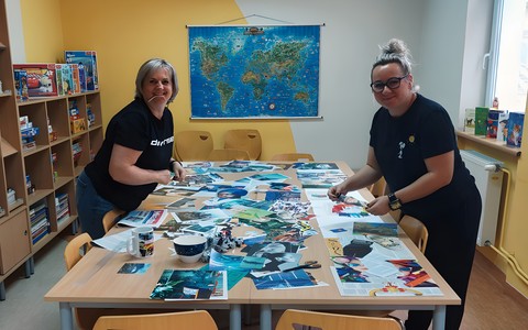 Gosia i Ewa tworzą kolaż