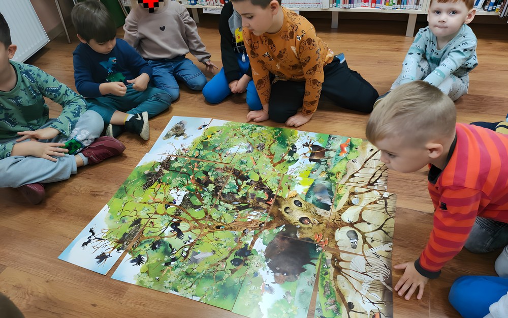 Zabawy z książką i układanie "drzewa" Katarzyny Bajerowicz